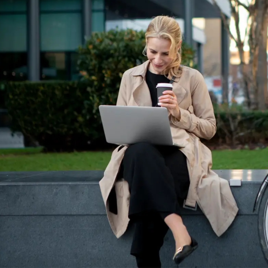 CFO arbetar med finansiell rapportering på laptop